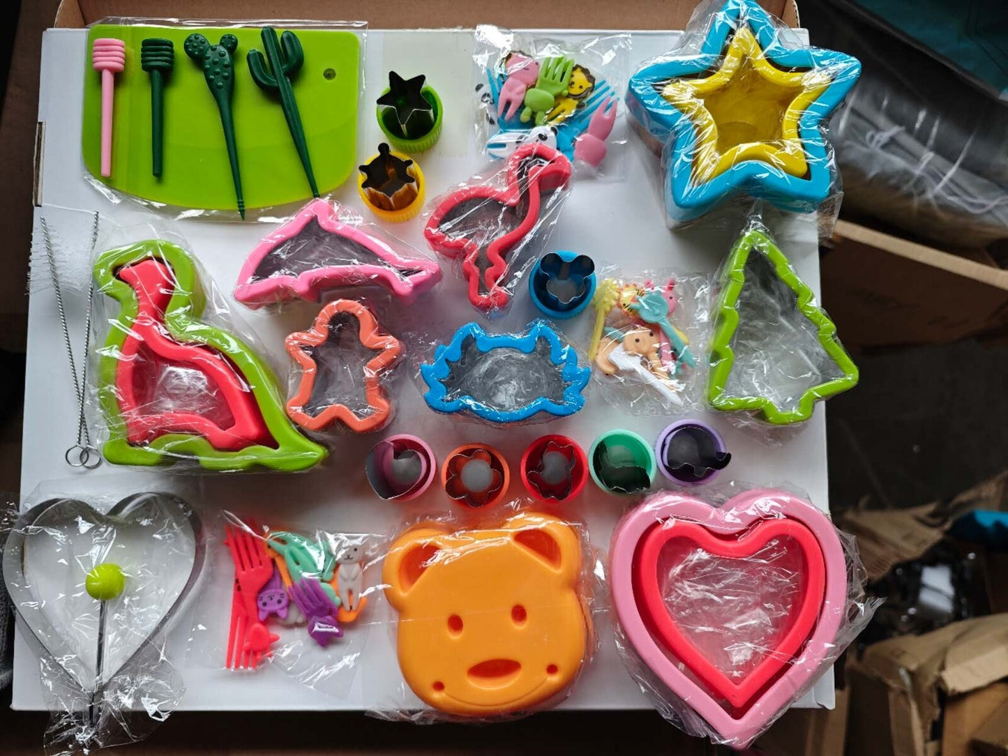 Sandwich Cookie Cutters&Sealer, DIY Cake Decors Molds Fruit Cutters with Fork